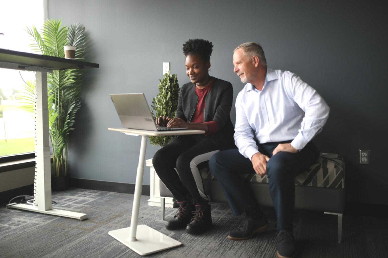 Bureau exarianthos avec outils d'analyse financière