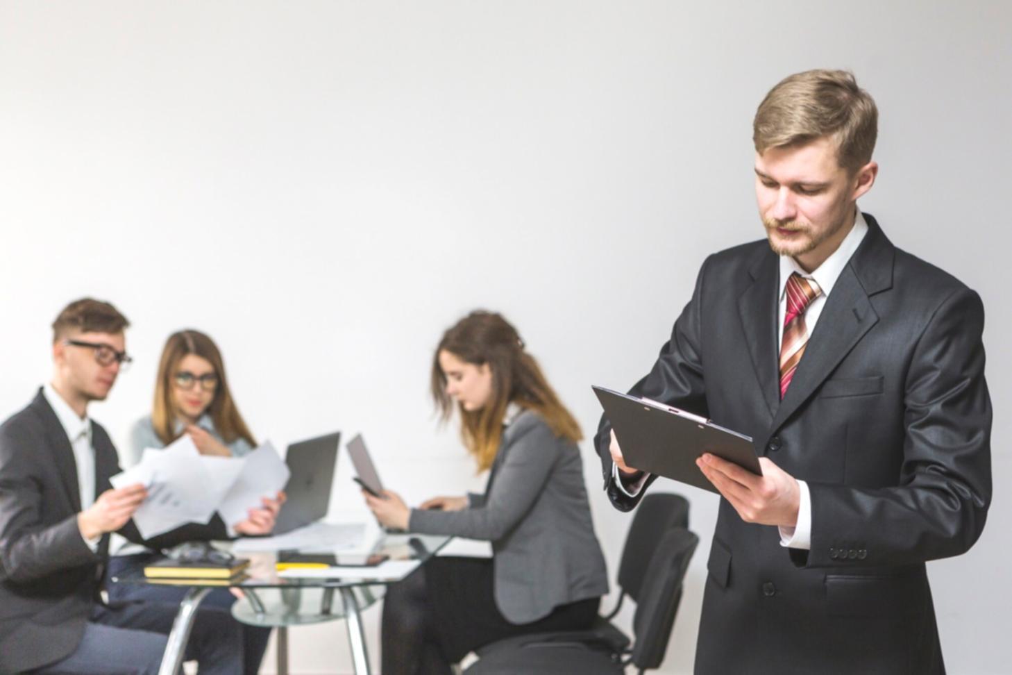 Session de formation en gestion financière avec participants travaillant sur des études de cas pratiques